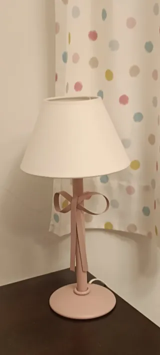 Lámpara techo y mesita beige/rosa