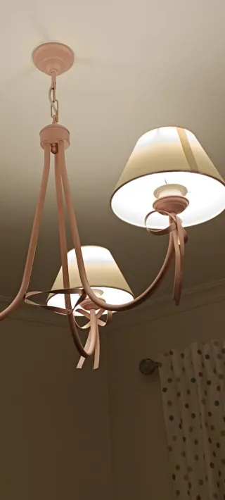 Lámpara techo y mesita beige/rosa