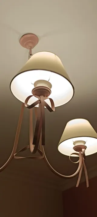 Lámpara techo y mesita beige/rosa