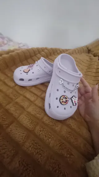 Chanclas moradas con adornos