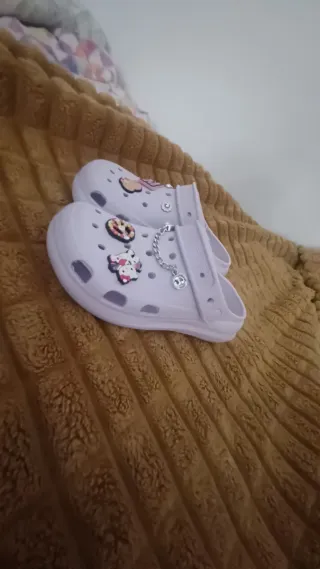 Chanclas moradas con adornos