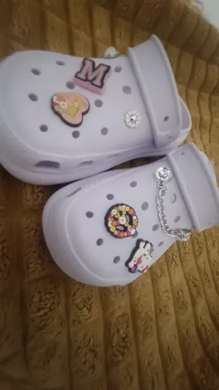 Chanclas moradas con adornos
