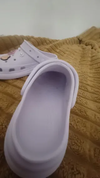 Chanclas moradas con adornos