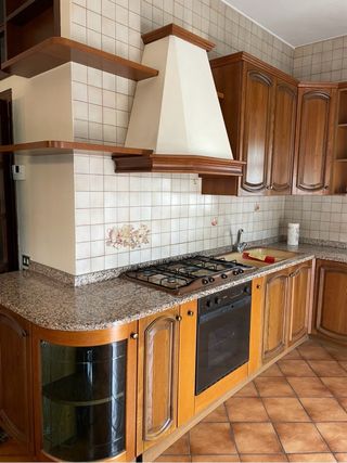 Cucina componibile in legno e marmo