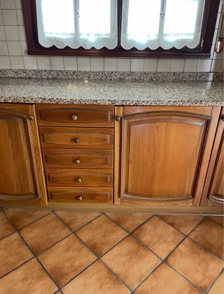 Cucina componibile in legno e marmo