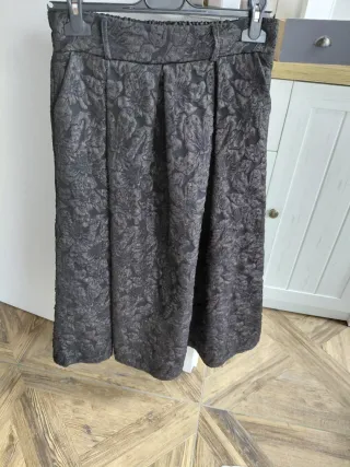 Gonna lunga nera con dettagli oro