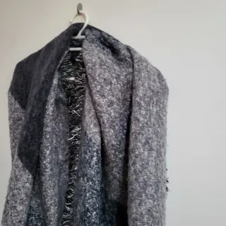 Maxi bufanda oversize gris y negra