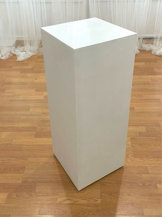 Peana expositora blanca 30x30x90