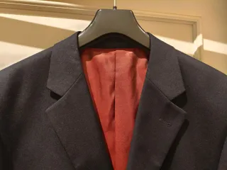 Chaqueta americana azul marino.