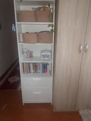 Estantería blanca con cajones