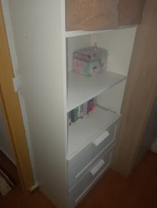 Estantería blanca con cajones