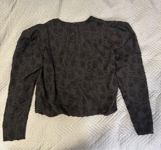 Blusa negra con pedrería