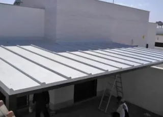 Techos Panel Sándwich Sevillay alrededor. Montaje