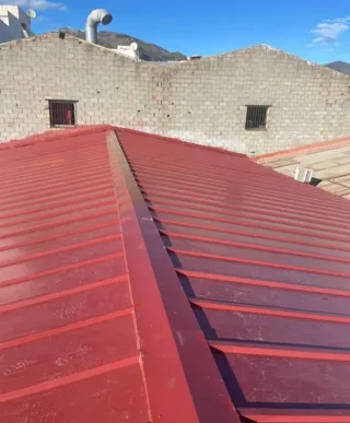 Techos Panel Sándwich Sevillay alrededor. Montaje