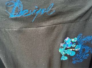 Falda asimétrica negra con flores azules