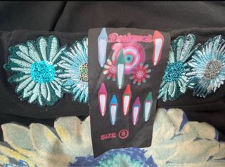 Falda asimétrica negra con flores azules