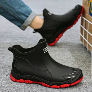 Botas de agua negras y rojas