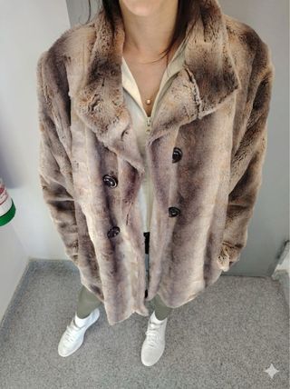 Chaqueta corta pelo beige y marrón