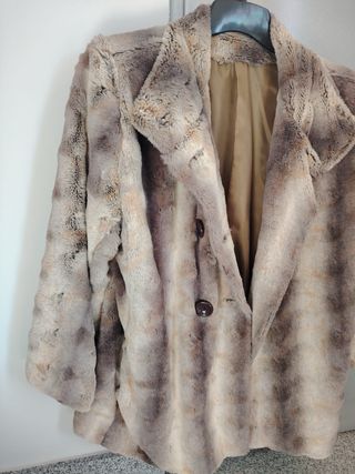 Chaqueta corta pelo beige y marrón