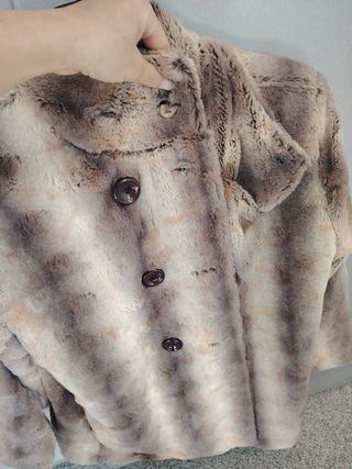 Chaqueta corta pelo beige y marrón