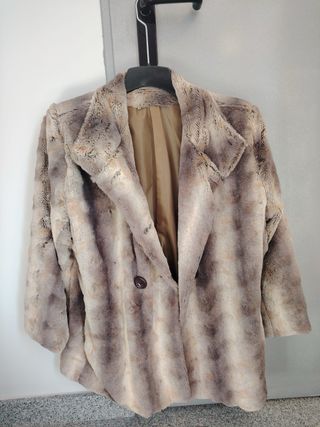 Chaqueta corta pelo beige y marrón