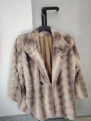 Chaqueta corta pelo beige y marrón