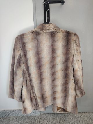 Chaqueta corta pelo beige y marrón