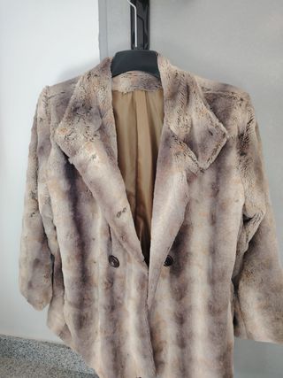 Chaqueta corta pelo beige y marrón