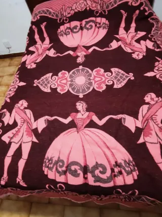 Manta tapiz  rosa y roja de 10€ a 8€