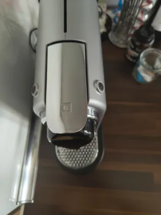 Cafetera de cápsulas plateada