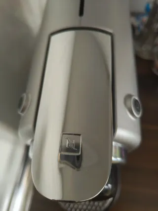 Cafetera de cápsulas plateada