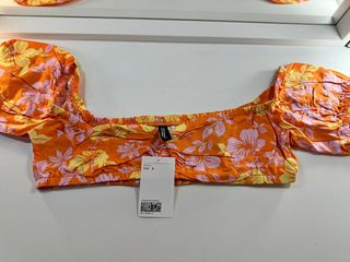Crop top naranja hombros descubiertos floral
