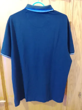 Polo azul con detalles