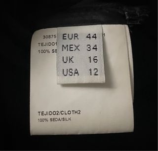 Vestido de cóctel negro con volantes