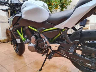 Kawasaki Z650 A2 Naked Blanca y Negra