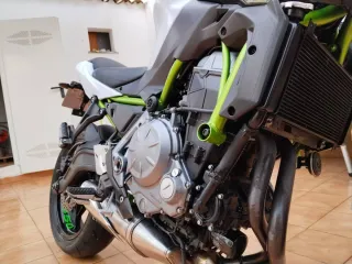 Kawasaki Z650 A2 Naked Blanca y Negra