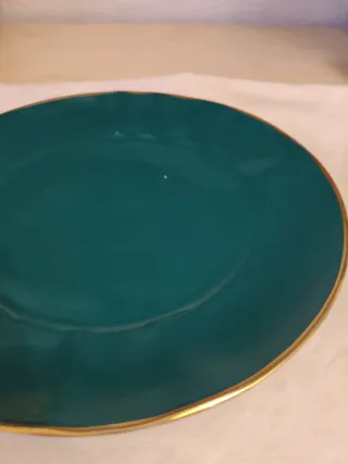 Plato de presentación verde con borde dorado