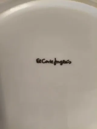 Plato de presentación verde con borde dorado