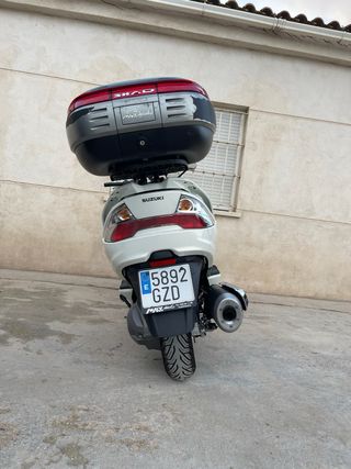 Suzuki Burgman Maxi Scooter Blanca Unico dueño.