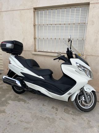 Suzuki Burgman Maxi Scooter Blanca Unico dueño.