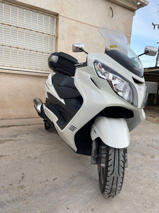 Suzuki Burgman Maxi Scooter Blanca Unico dueño.