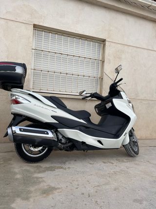 Suzuki Burgman Maxi Scooter Blanca Unico dueño.