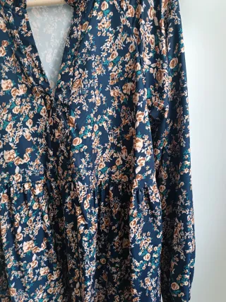 Vestido floral azul con volantes