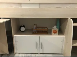 Cama alta con escritorio y armario