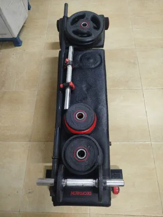 Banco de pesas con barra y discos