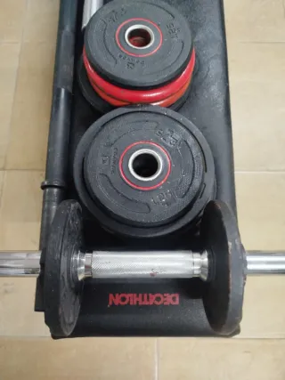 Banco de pesas con barra y discos