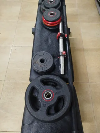 Banco de pesas con barra y discos