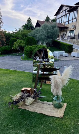 Espejo de pie decorativo con marco negro