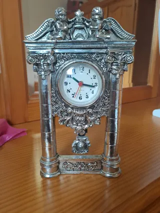 Reloj de mesa decorativo plateado
