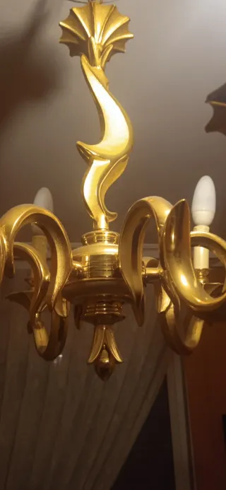 Elegante lámpara de laton